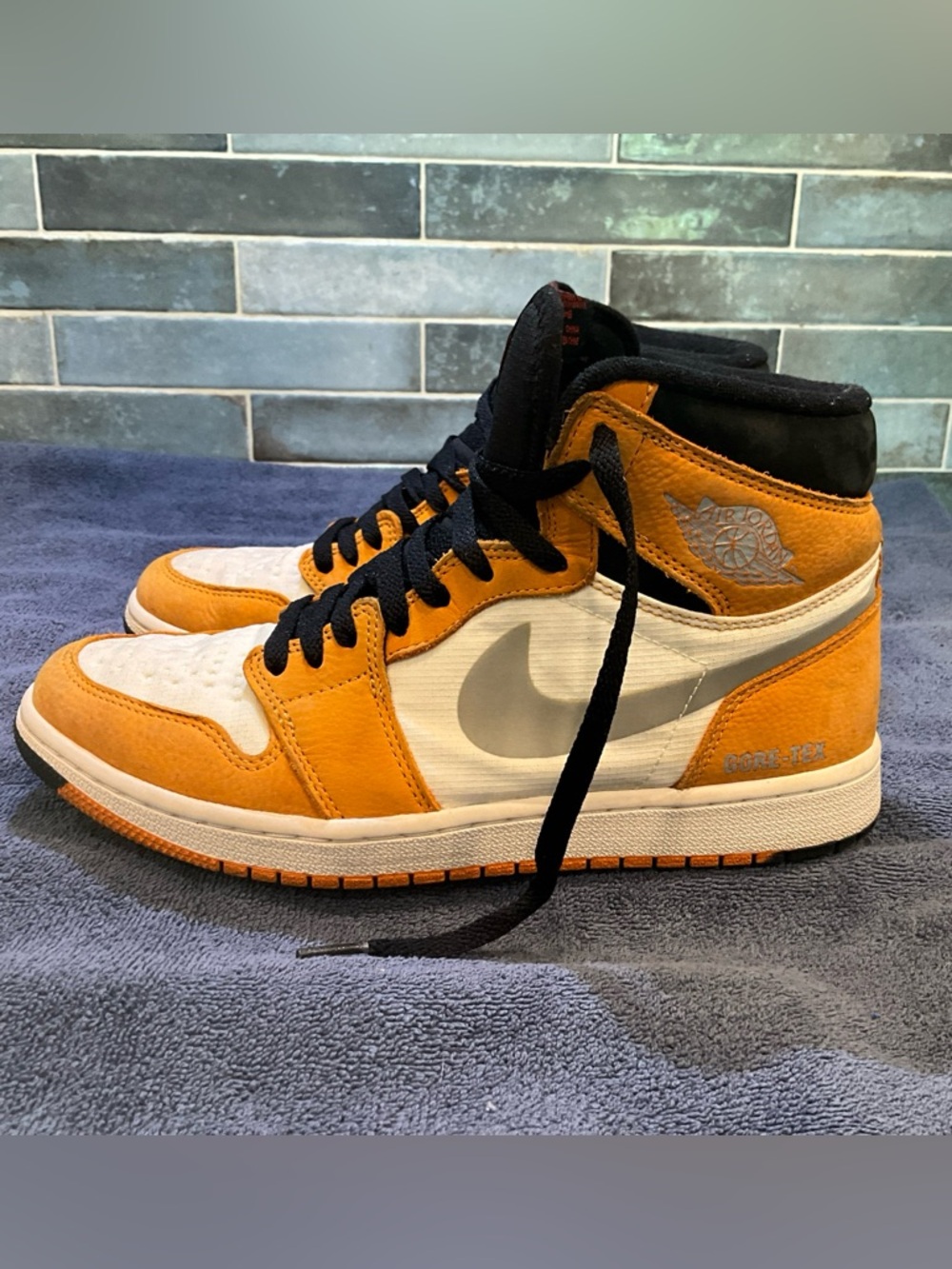 Nike Air Jordan 1 High - Orange, Black & White - Picture 8 of 16